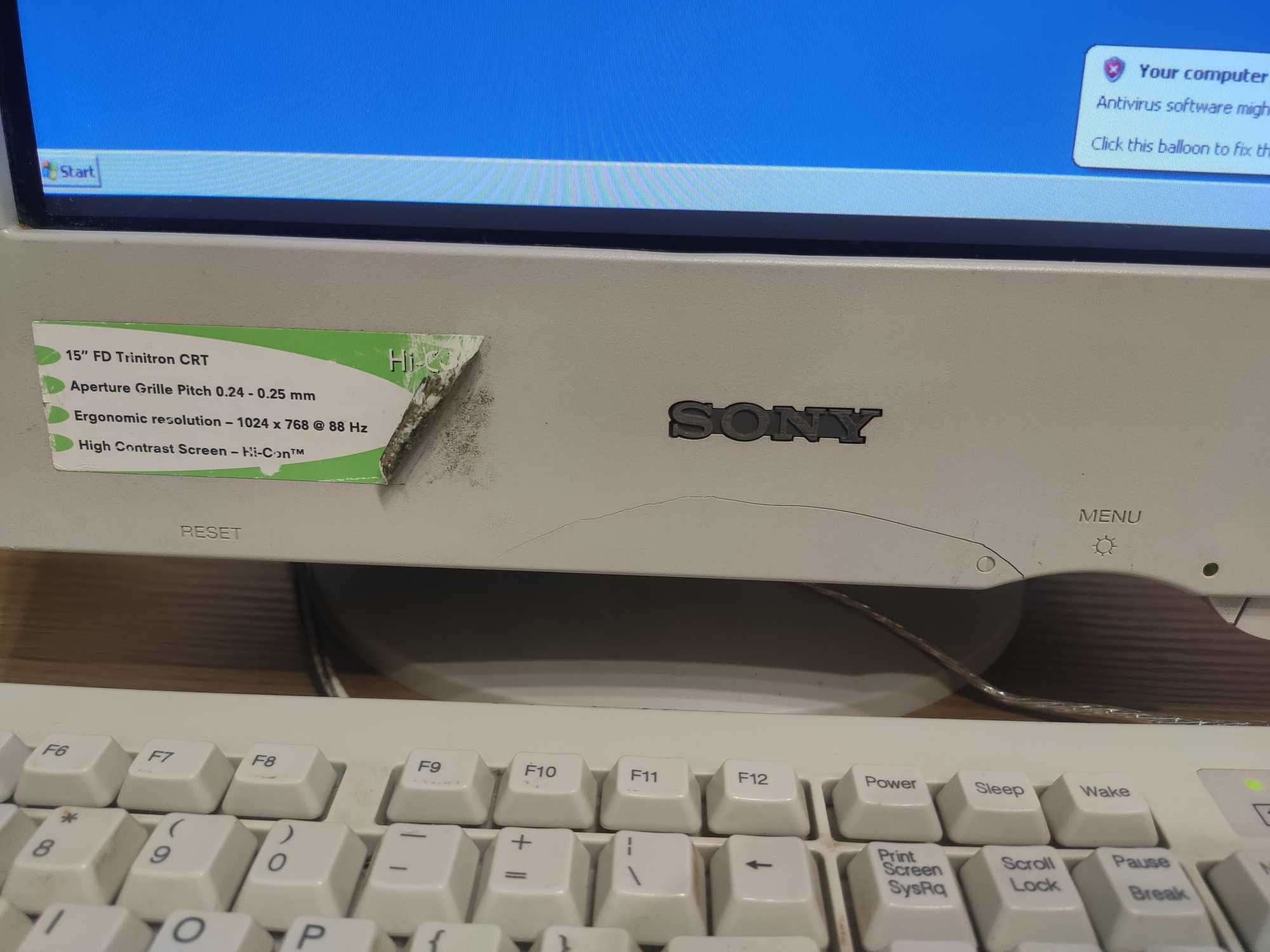 stary PC pentium E 5200  z monitorem CRT 15 cali na chodzie