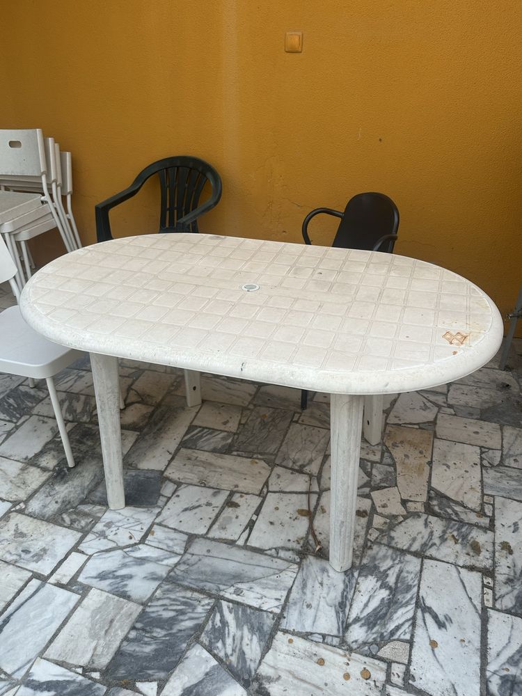 Mesas e cadeiras de jardim