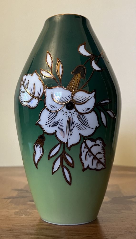 Wallendorf śliczny, ręcznie złocony zielony wazon