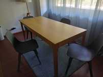 Mesa em madeira com 4 cadeiras Ikea