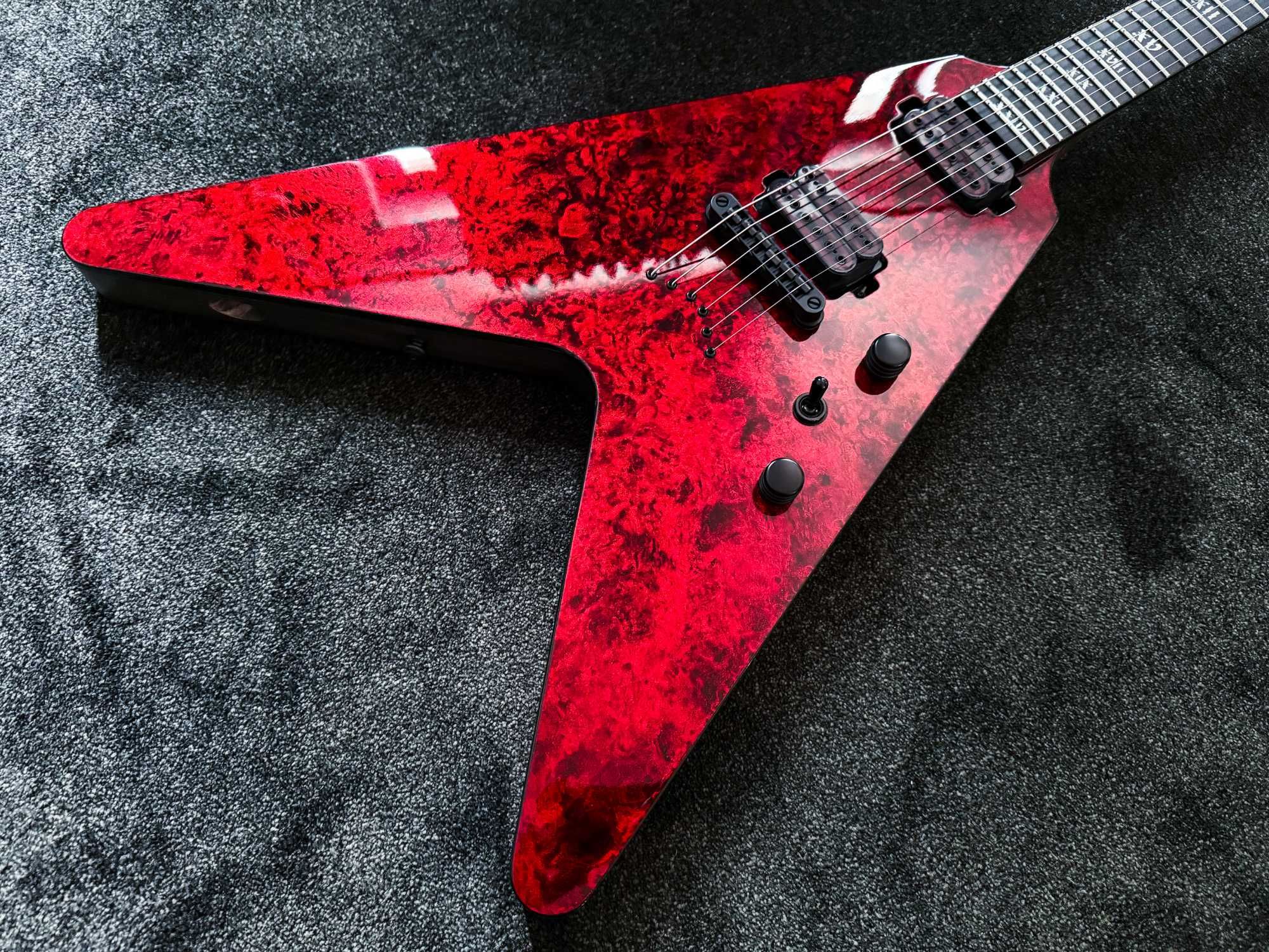 Schecter V-1 Apocalypse Red Reign + gig bag