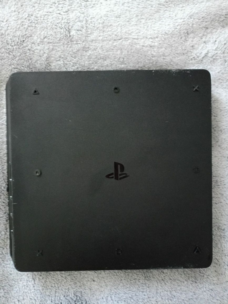 Mam na sprzedaż PS4 w bardzo dobrym stanie+orginalny pad +4gry