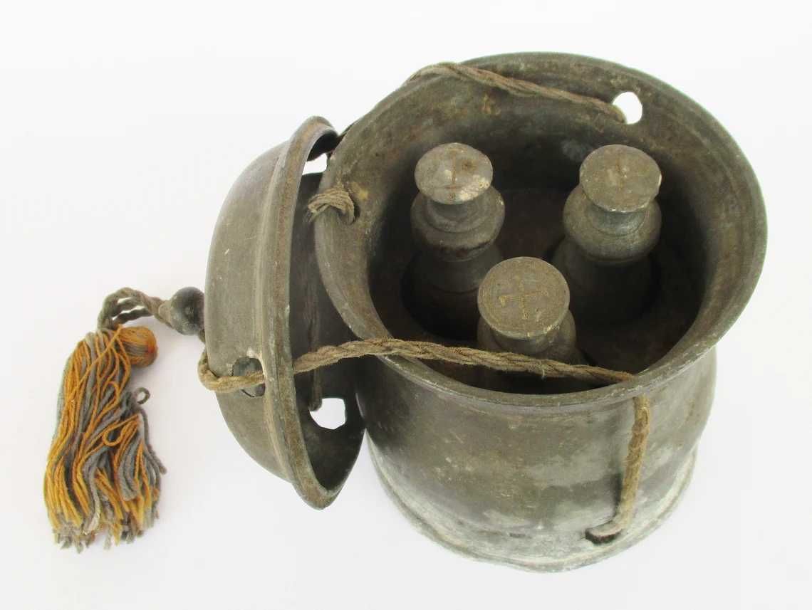 Antiga caixa para âmbulas dos Santos Óleos séc. XVII/XVIII