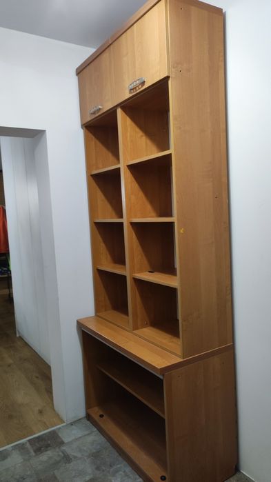 Regał z półkami...