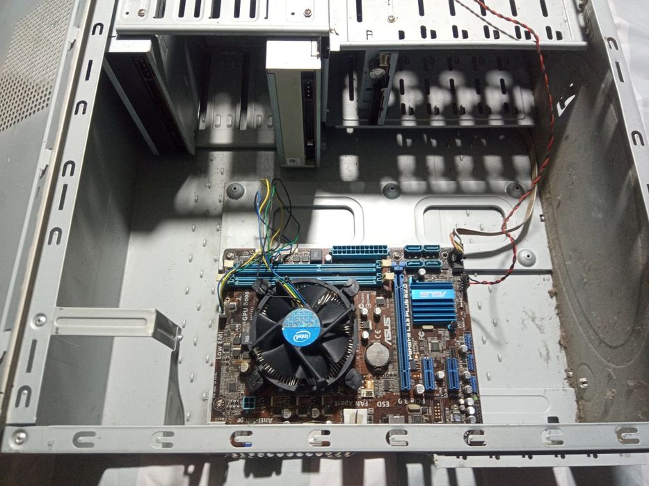 Материнські плати телефони радіо деталі