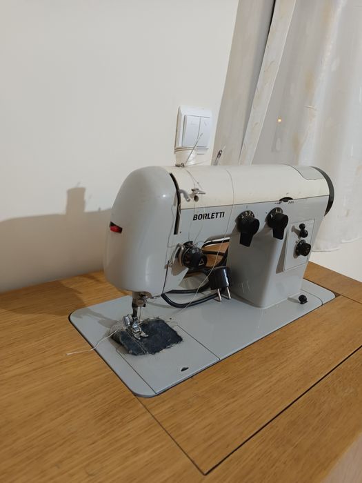 Máquina de costura com móvel