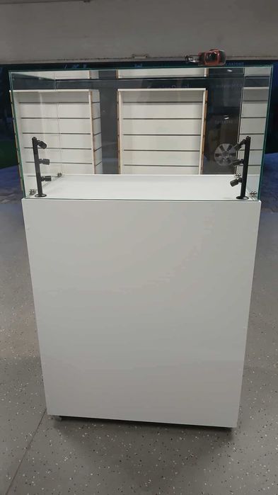 Gablota szklana jubilerska na postumencie , wysepka, słupek,  Led