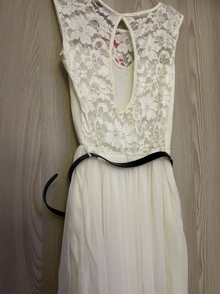 Vestido Boohoo branco com renda e cinto