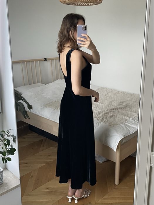 Czarna aksamitna sukienka jedwabna 34 XS zara Massimo Dutti połyskując