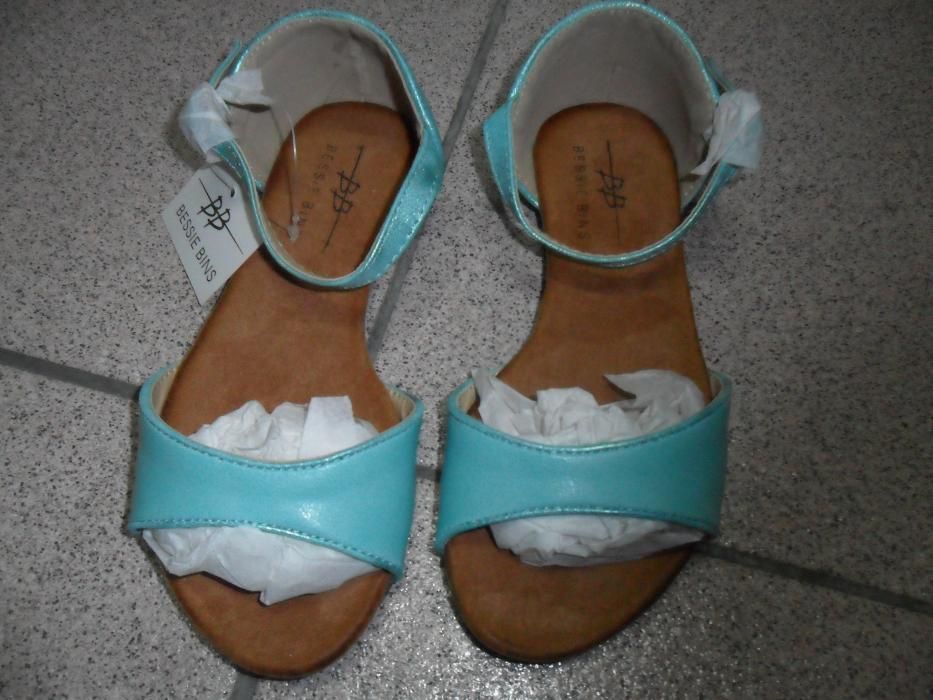 Sandálias menina novas