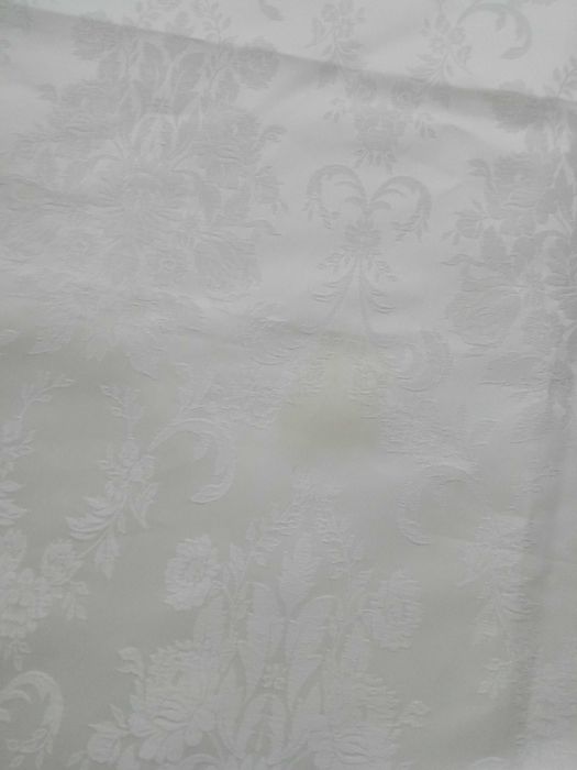 Obrus z plamkami ecru Materiał 140 x 140 cm z błyszczącym wzorem