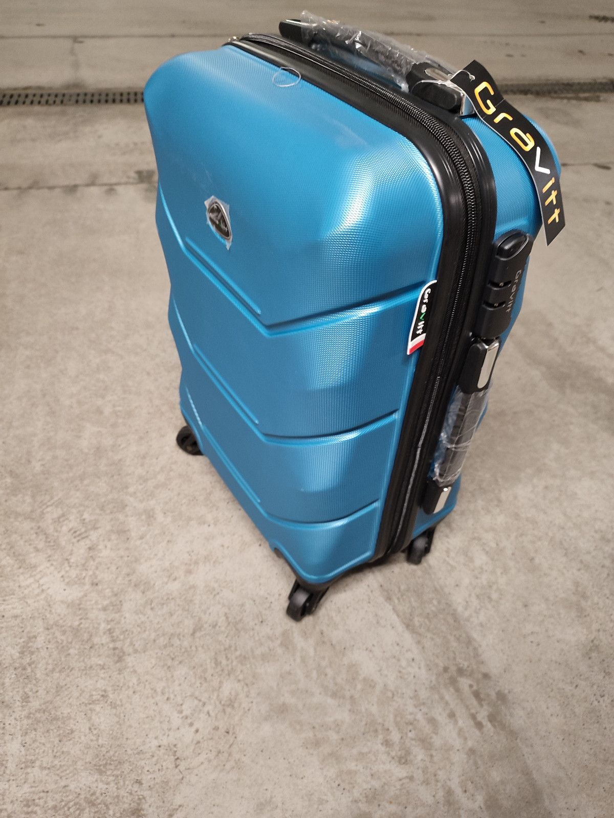 Nowa błękitna walizka podróżna