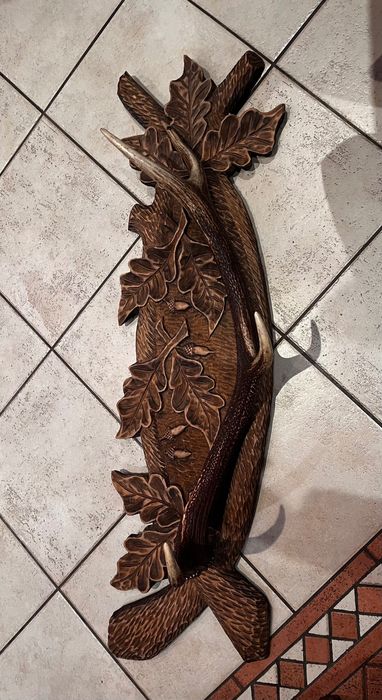 Poroże jelenia na płaskorzeźbie