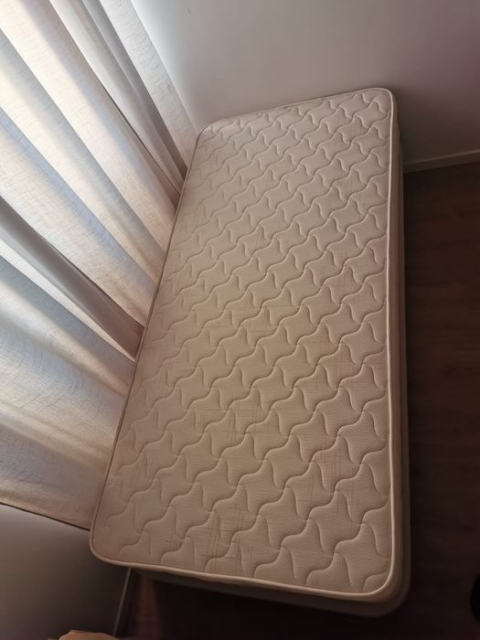 Sommier com pés + colchão