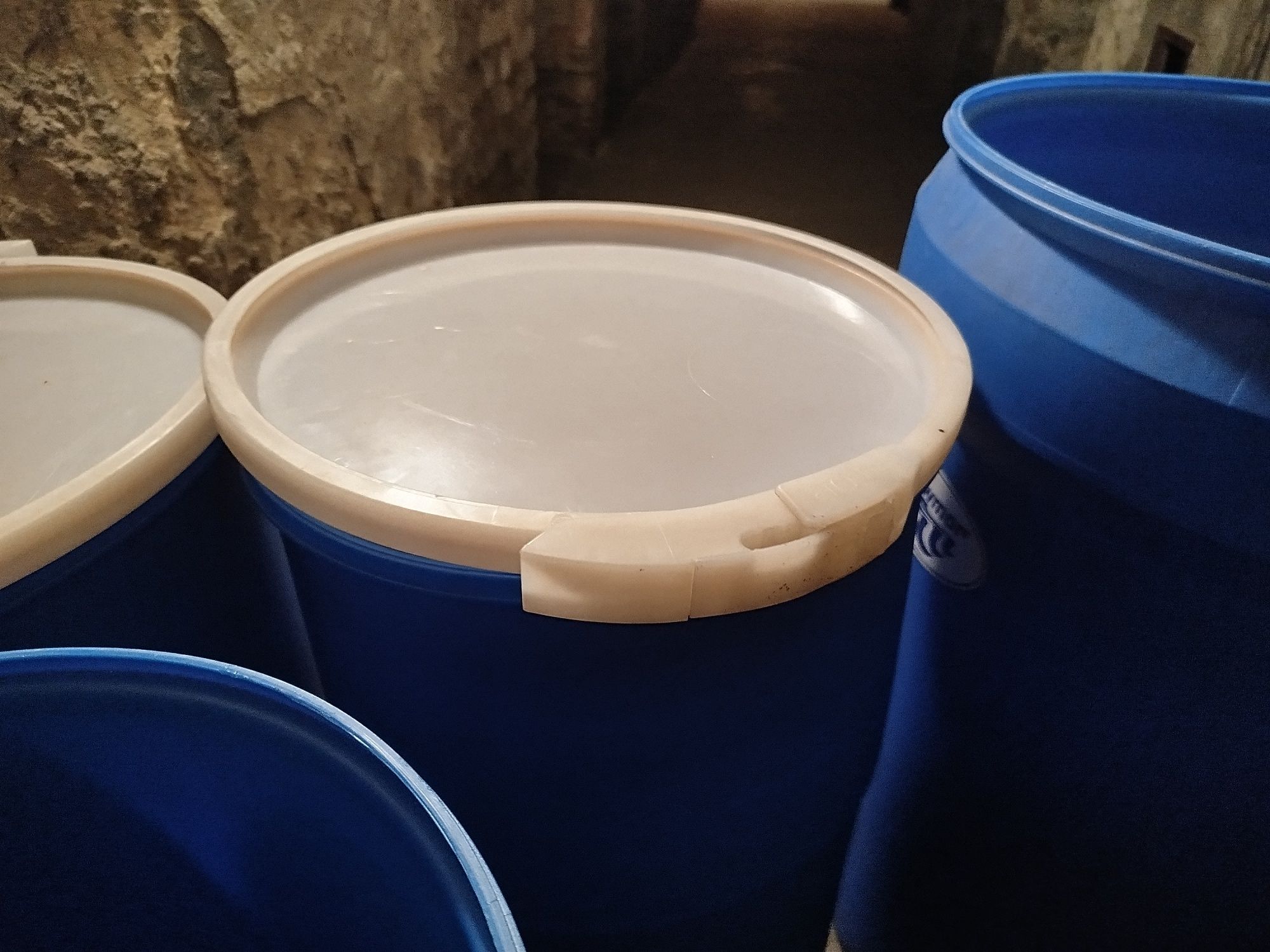 Beczki plastikowe , dobra jakość+atest , 80+150 litrów