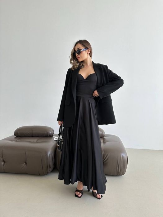 Чорна довга спідниця