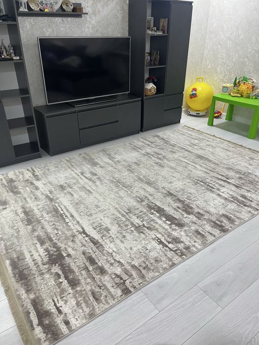 Продам ковер 2 на 3 метра . Состояние отличное.