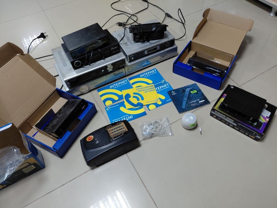 Коробка різної техніки тюнери, смарт приставка, пульти ітак далі