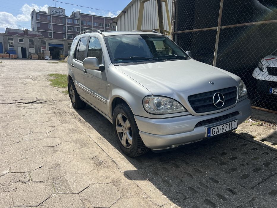 Mercedes Benz ML320. 7 osob. 3.5t hak. automat. Klima