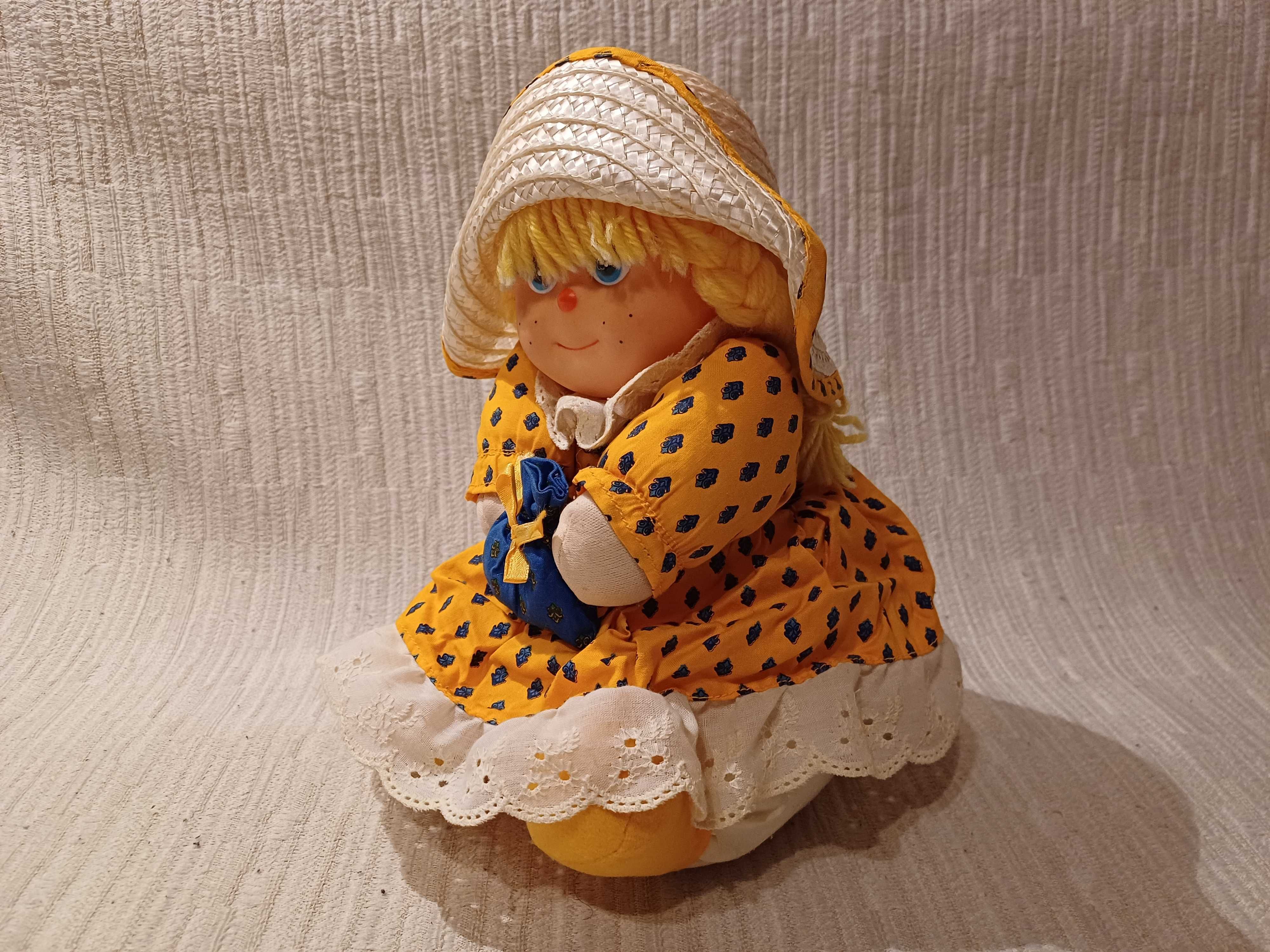 Lalka w kapeluszu, wysokość 25cm, odgrywa melodie