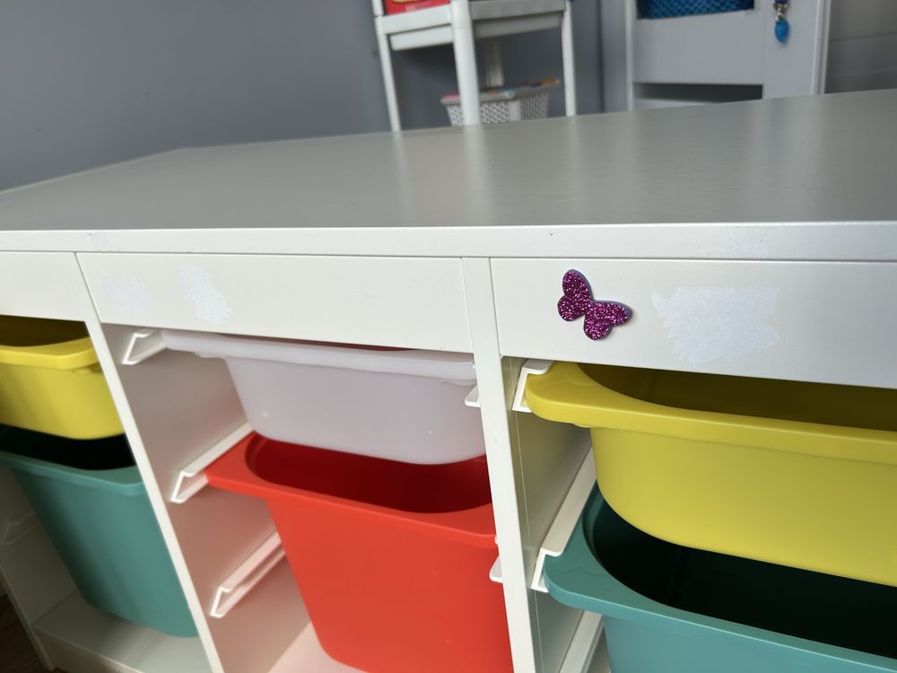 Regal ikea trofast z pojemnikami