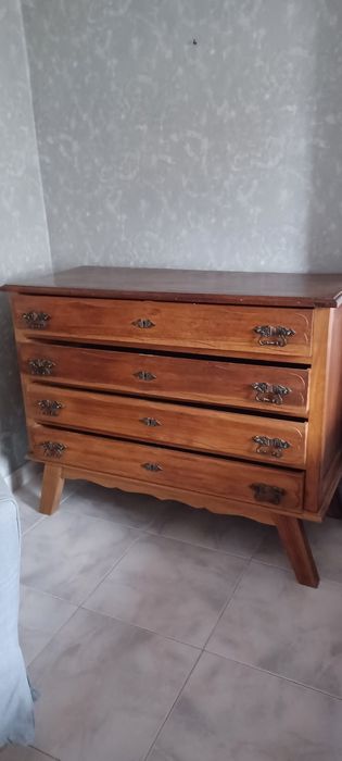 Cómoda usada com 4 gavetas