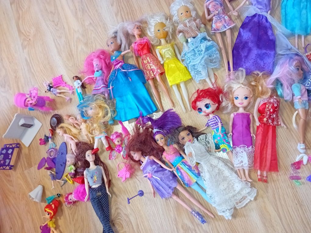 Lalki Barbie i różne