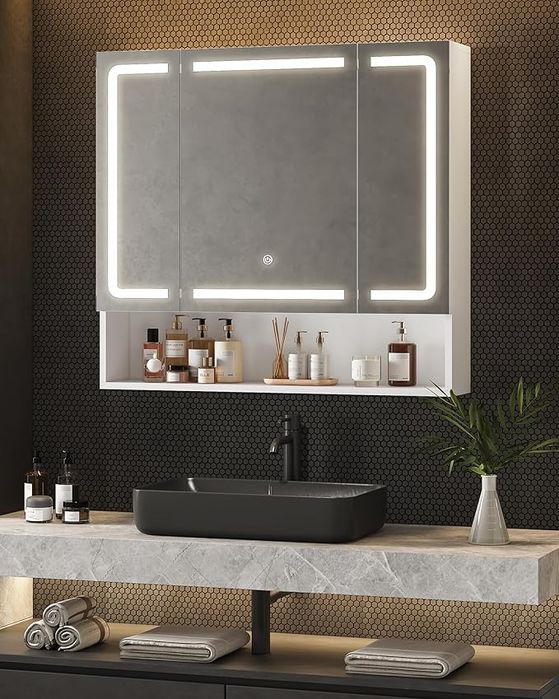 Szafka łazienkowa z lustrem i oświetleniem LED oraz gniazdkami