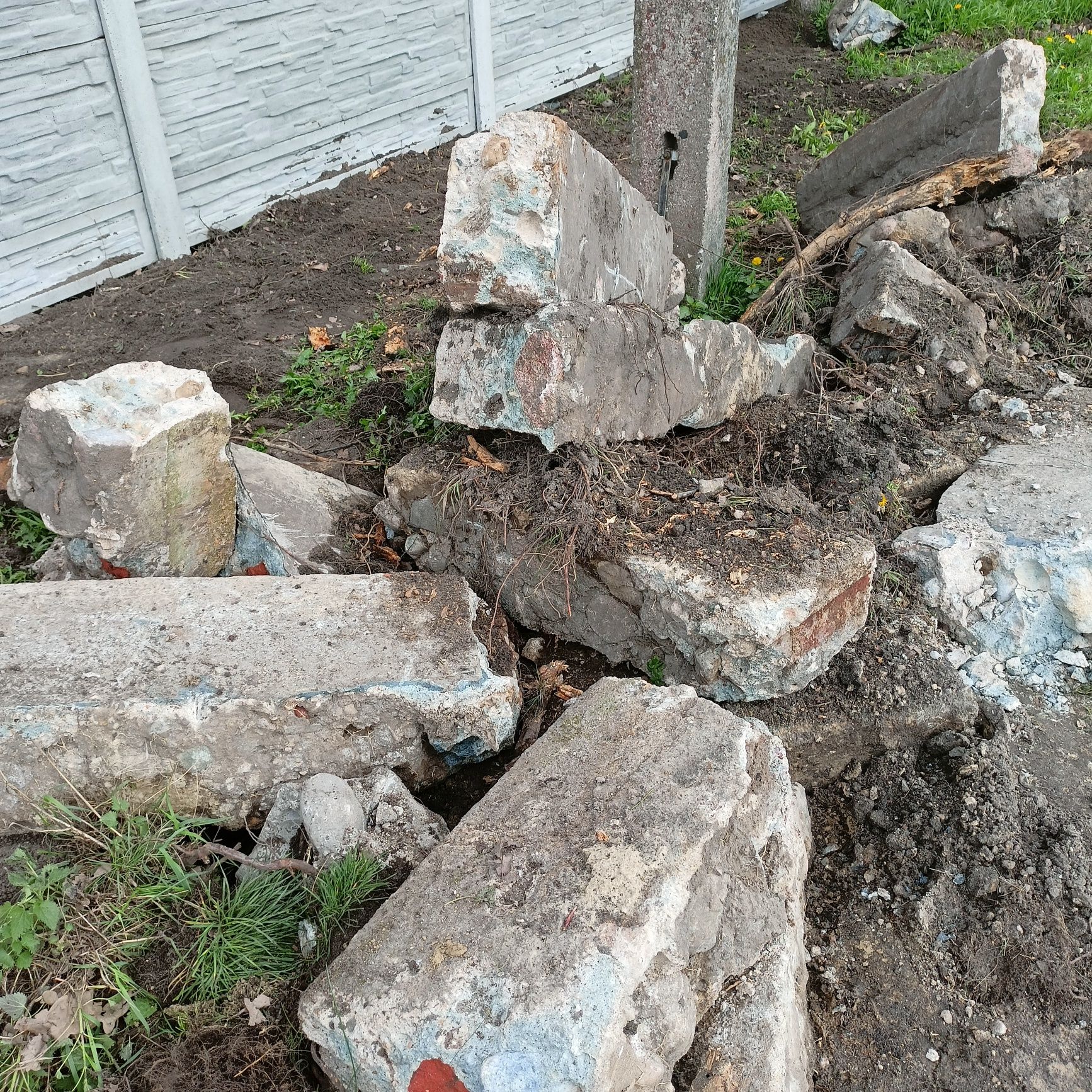 Gruz, beton,kawałki fundamentu
