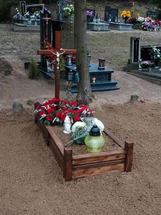 Obudowa nagrobka drewniana