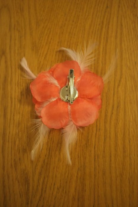 łososiowa brzoskwiniowa broszka kwiat do włosów pióra na bal kotylion
