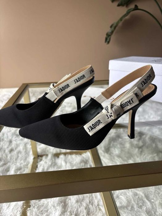 Sandálias de salto alto Dior em cetim com tiras, tamanho 38,5.