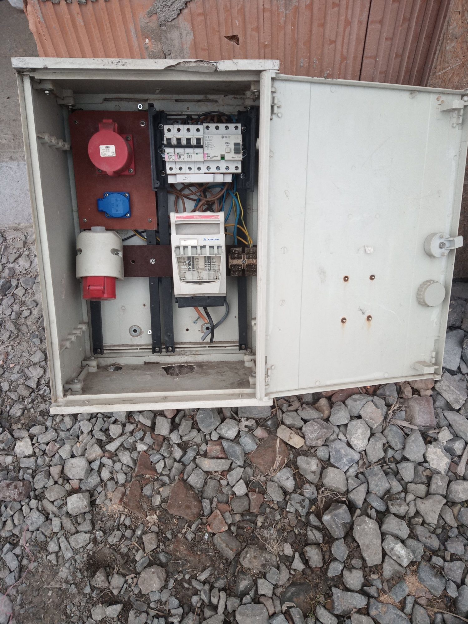 Skrzynka elektryczna budowlanna