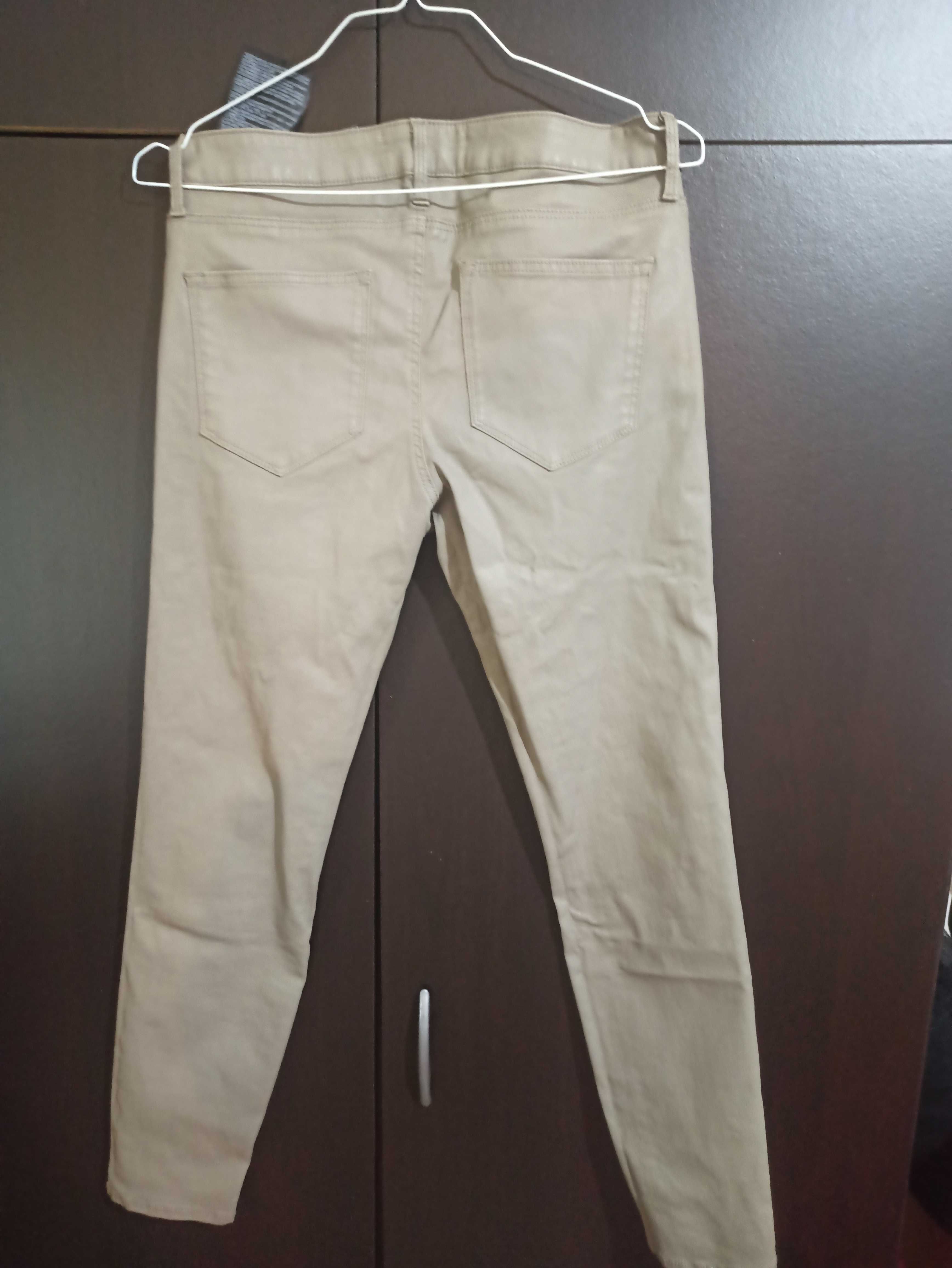 Calça encerada marca Zara