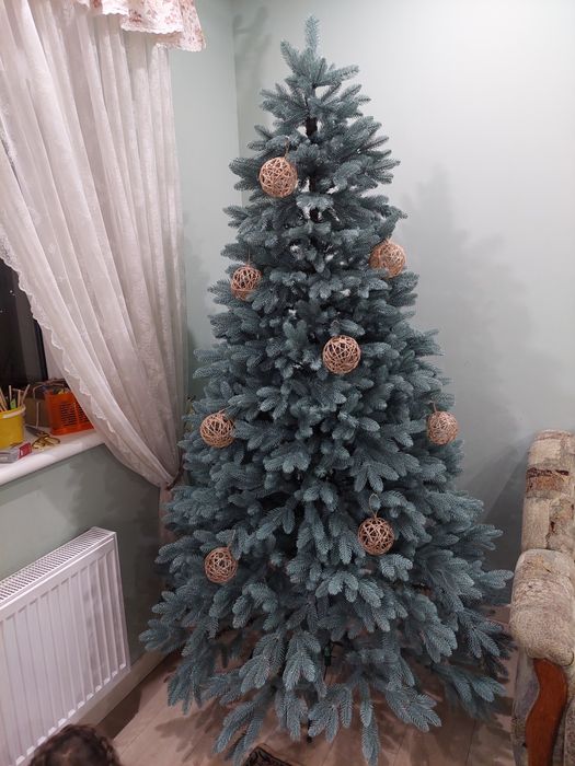 Блакитна ялинка, зірка, прикраси, новорічні кульки, підсвічники