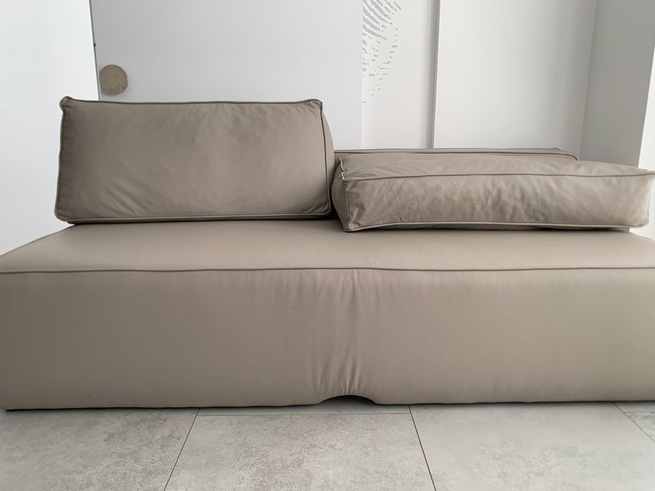 Nowoczesna i niepowtarzalna sofa z naturalnej skóry, z funkcją spania