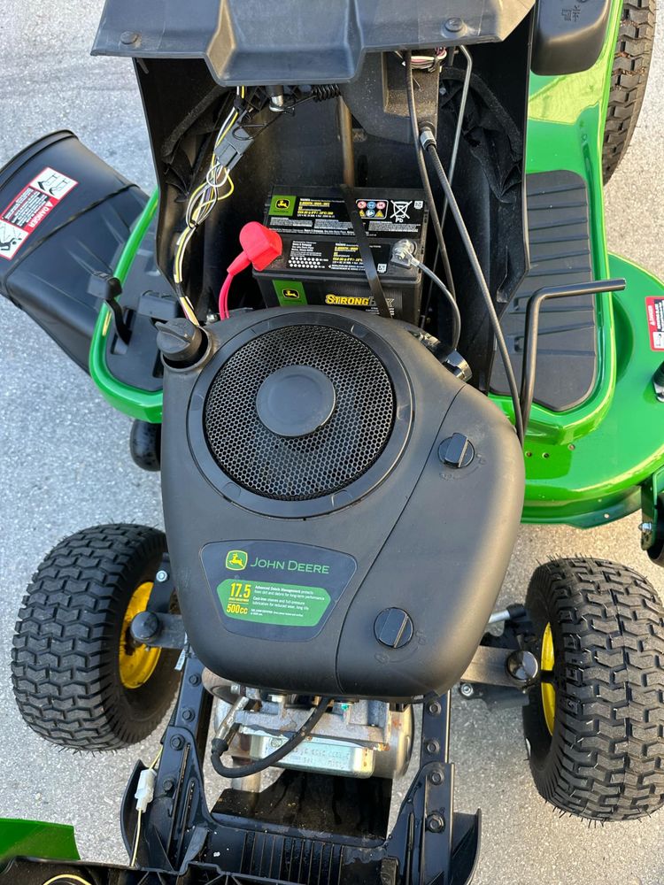 Nowy traktorek kosiarka John Deere S100