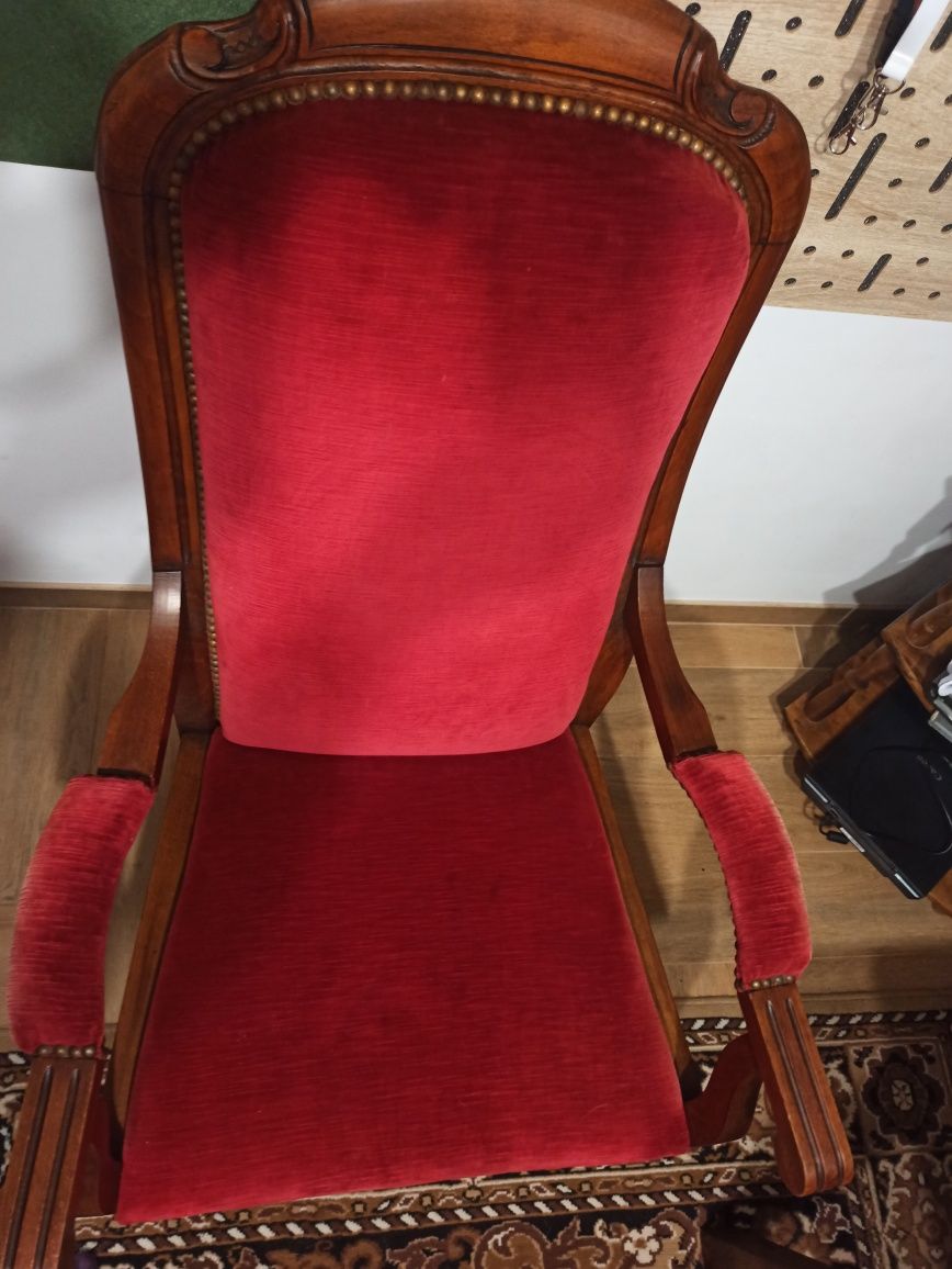 Piękne krzesło drewniane