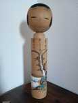 Japońska lalka kokeshi z haiku Basho ręcznie malowana 30 cm