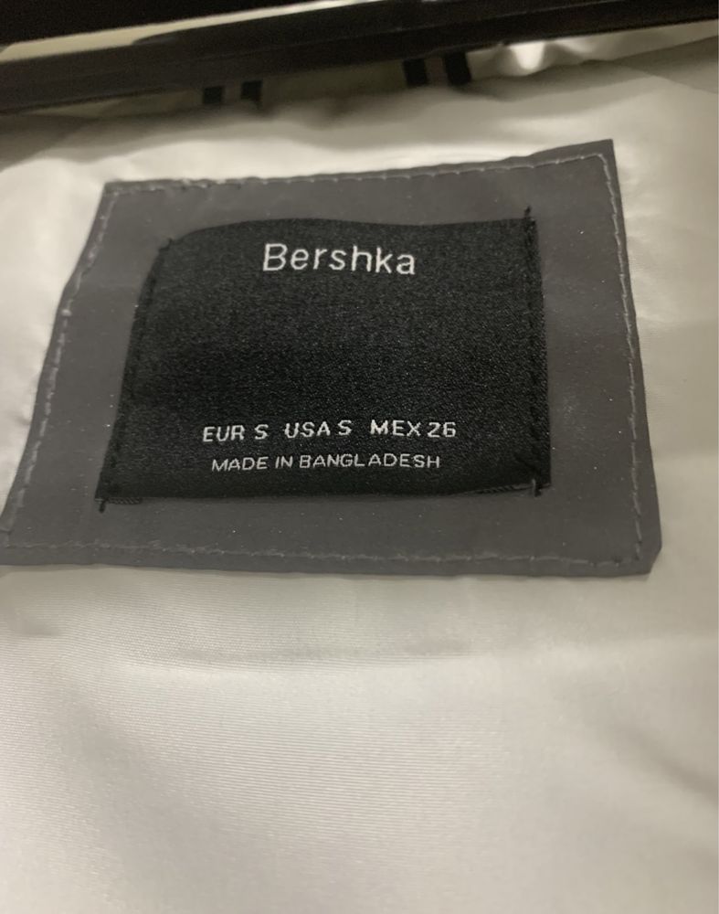 светоотражающая куртка(ветровка) белая летняя bershka