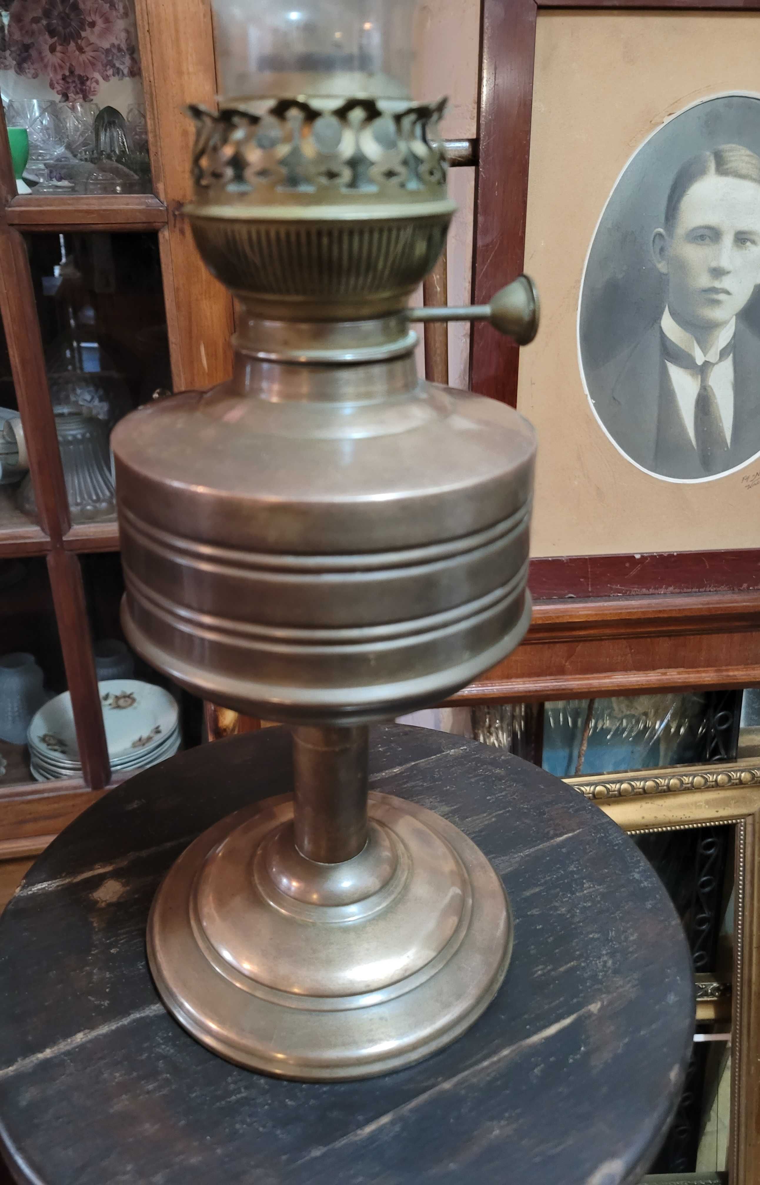 Stara przedwojenna lampa naftowa