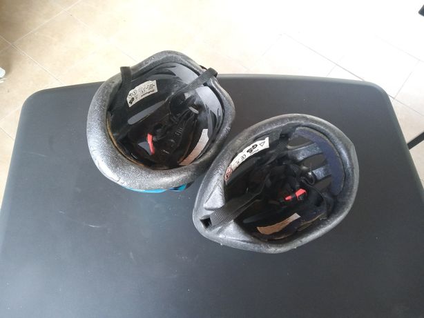Dois capacetes de ciclismo