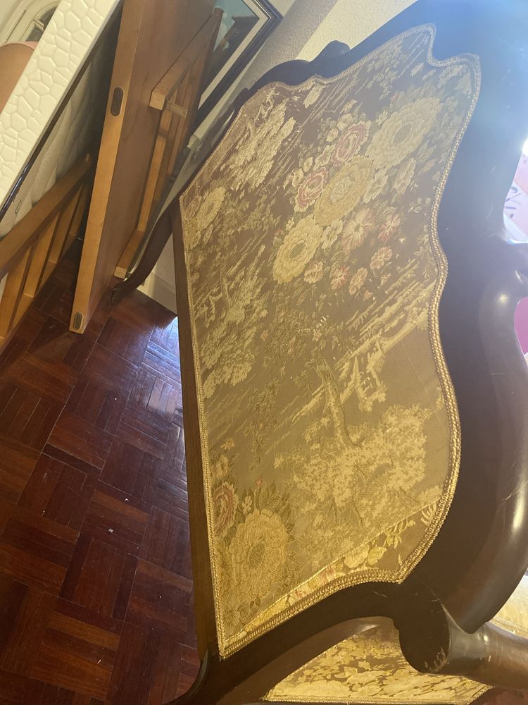 Sofa decorativo muito antigo