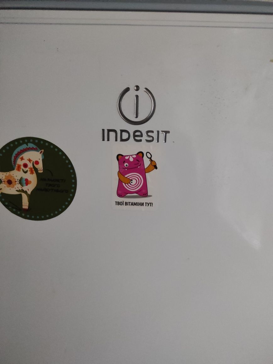 Холодильник indesit