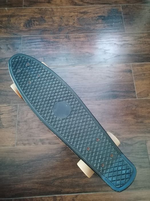 Deskorolka ze spodem w kwiaty