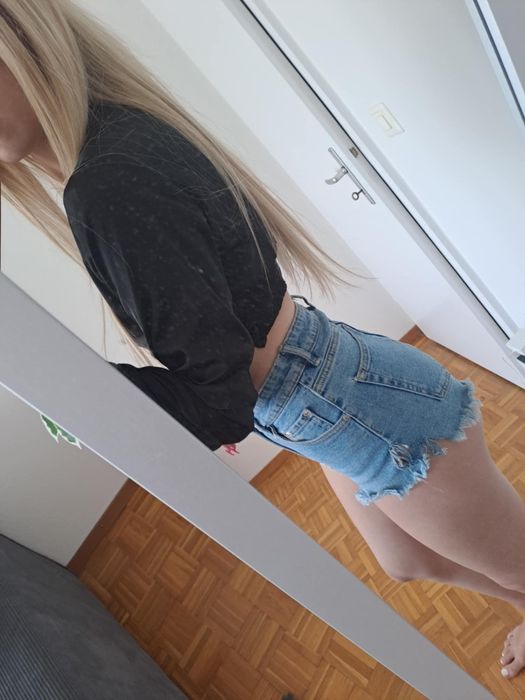 Krótka czarna bluzka