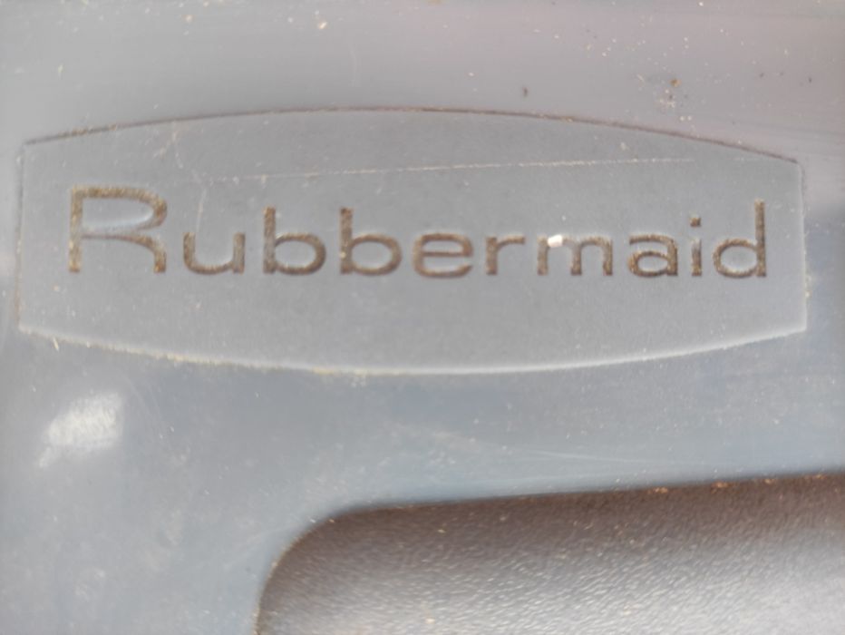 Kosz na pranie firmy Rubbermaid