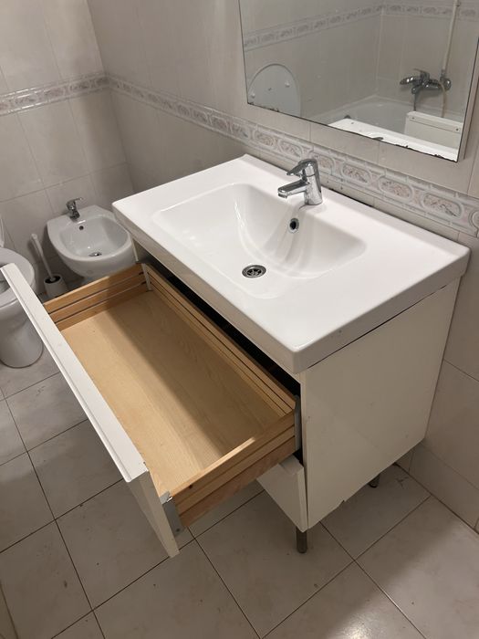 Móvel de casa de banho com lavatório e torneira – bom estado