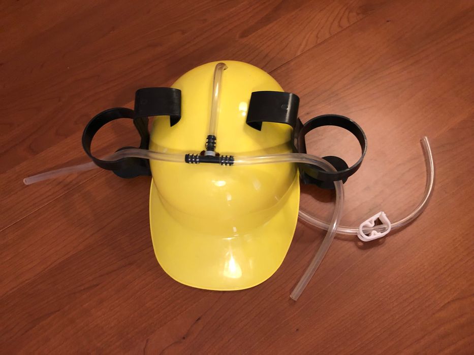 Capacete com suporte para copos ( plástico )
