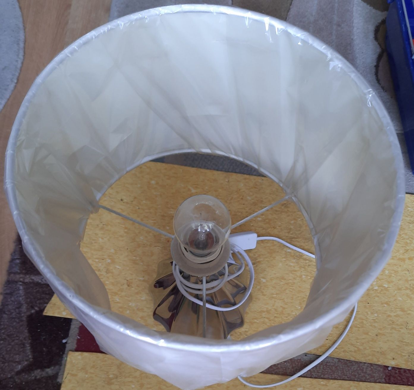 Lampa z ozdobnym abażurem i srebrną podstawą